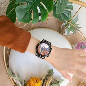 Λεπτομερές κοντινό πλάνο smartwatch με κομψό λουράκι και καθαρή οθόνη στον καρπό του χεριού.