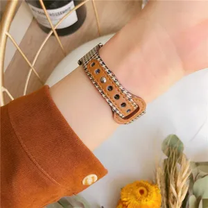 Λεπτομερής όψη λουρακιού smartwatch από καμβά pied-de-poule και καφέ δέρμα κομψό.