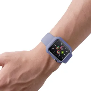 Detailaufnahme einer matten PC-Schutzhülle auf einer Smartwatch, am Handgelenk getragen.