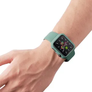 Detailansicht der matten Smartwatch-Schutzhülle am Handgelenk mit präzisen Tasten-Ausschnitten.
