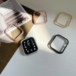 Detailansicht von Metallschutzhüllen für Smartwatches in verschiedenen stilvollen Farben und Designs.