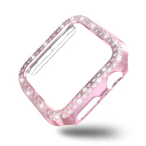 Gedetailleerd overzicht van een sprankelende roze beschermhoes voor smartwatch met strass.