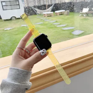 Primo piano del cinturino per orologio in silicone giallo trasparente con fibbia in evidenza.
