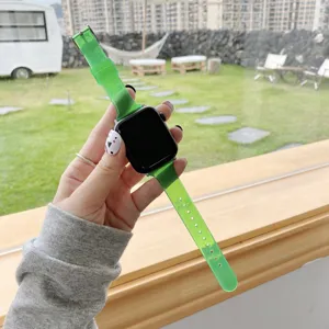 Dettaglio del cinturino per orologio in silicone trasparente verde, design elegante.
