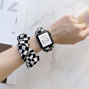 Schwarzes und weißes Karo-Scrunchie-Uhrenarmband Detail für Apple Watch, stilvolles Accessoire.