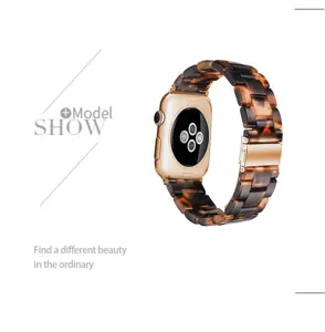 Vue détaillée du bracelet en résine, motif écaille de tortue avec boucle or rose pour montre.