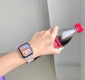 Vue de détail du bracelet de montre en résine transparente, compatible Apple Watch, remplacement.