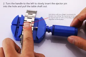 Detailhandleiding voor het verwijderen van roestvrijstalen horlogeband schakels met gereedschap.