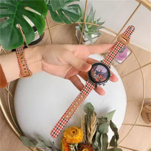 Κοντινή λεπτομέρεια λουρακιού smartwatch με μοτίβο pied-de-poule και δερμάτινη επένδυση.