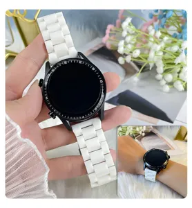 Gros plan détaillé du bracelet de montre en résine blanche associé à un cadran noir.