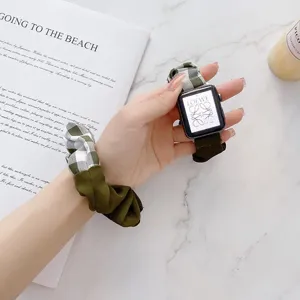 Nahaufnahme des grünen karierten Scrunchie-Stoff-Uhrenarmbands passend für Apple Watch.