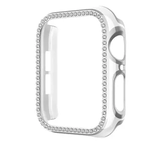 Nahaufnahme Detail der funkelnden einreihigen Strass-Uhrenschutzhülle Bumper-Design.