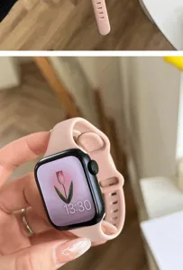 Gros plan détaillé du bracelet de montre en silicone souple et ondulé rose, élégant.