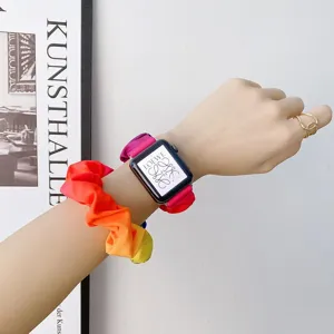 Bunte Stoff Scrunchie Uhrenarmband Detailaufnahme, bequemes Handgelenk Tragedesign.