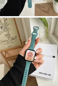 Vue détaillée du bracelet de montre en silicone fin vert sarcelle, design souple et élégant.