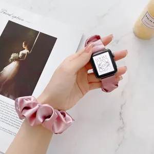 Detailansicht des rosa Satin Scrunchie Uhrenarmbands für Apple Watch, elegantes Damenaccessoire.