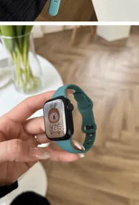 Gros plan détaillé du bracelet de montre mince en silicone turquoise avec texture lisse.