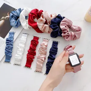 Detailansicht stilvoller Satin Scrunchie Uhrenarmbänder mit passenden Haargummis im Set.
