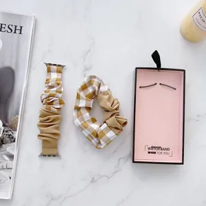 Gelbes Karo-Stoffarmband und passendes Scrunchie-Set für Apple Watch, schickes Alltags-Accessoire.