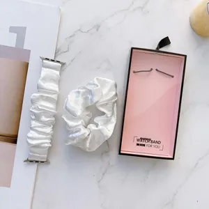 Weißes Satin Scrunchie Apple Watch Armband und Haargummi Set mit Geschenkbox für Damen.