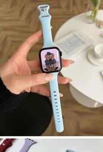 Vue détaillée du bracelet de montre en silicone fin bleu clair, offrant un port doux.
