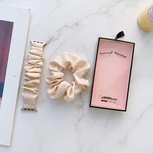 Kompatibel mit Apple Watch Scrunchie Armband und passendem Haargummi Set aus Stoff.