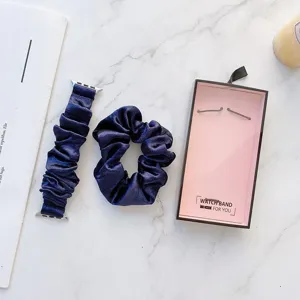 Dunkelblaue Samt Scrunchie Watch Band Detailansicht, stilvolles Zubehör für Apple Watch.