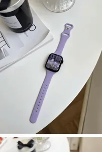 Detail de bracelet de montre en silicone, design taille fine violet pour montre connectee.