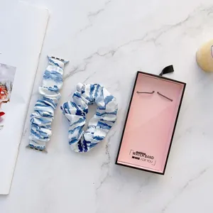 Blau weiße Batik Scrunchie Watch Armband und Haargummi Set für Apple Watch Damen.