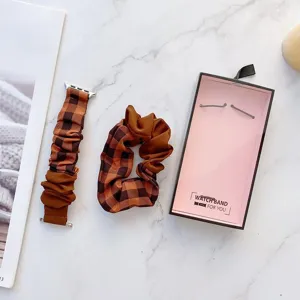 Braunes Karo Stoff Scrunchie Uhrenarmband und passendes Haargummi Set für Apple Watch.