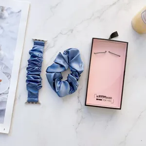 Elegantes blaues Satin Scrunchie Uhrenarmband und Haargummi Set passend für Apple Watch.