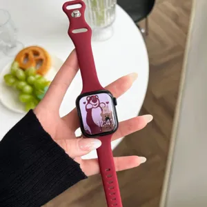Bracelet de montre en silicone fin pour Apple Watch 10, design taille fine bordeaux, sportif.