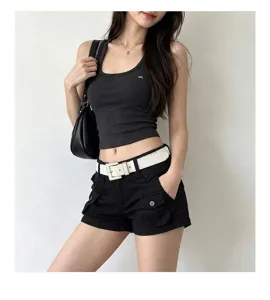 Cinturón elegante de mujer con patrón estilizado, combinación perfecta para shorts vaqueros.