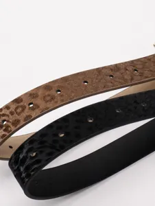 Primer plano de cinturón de mujer de cuero sintético con sutil textura de leopardo.