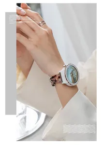 Detailansicht des Resin-Uhrenarmbands mit stilvollem Kettenglied-Design für Smartwatches.