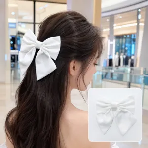 Grande pince a cheveux noeud en satin blanc elegante pour femme, accessoire chic.