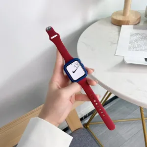 Cinturino per orologio in silicone rosso vita sottile con custodia protettiva blu per Apple.