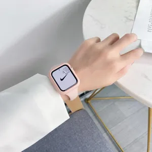 Cinturino in silicone rosa e custodia protettiva per smartwatch apple vista di dettaglio stile.