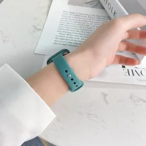 Cinturino per orologio sottile in silicone verde compatibile con Apple Watch, elegante e comodo.