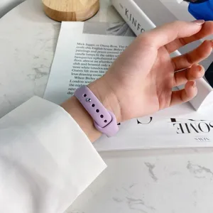 Primo piano cinturino orologio in silicone con design vita sottile, consistenza morbida e colore.