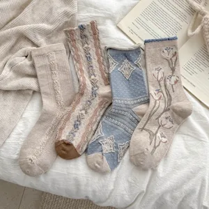 Vue détaillée de chaussettes rétro à fleurs, coton peigné confortable, style coréen.