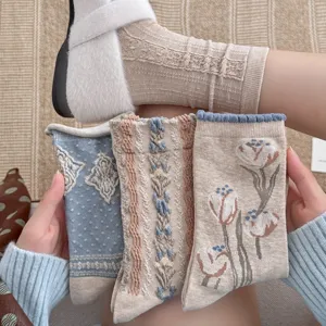 Chaussettes florales vintage pour femmes, coton confortable, ourlet roulé élégant.