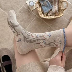 Chaussettes mi-hautes vintage beige à fleurs de tulipe coréennes avec bord volanté en coton.