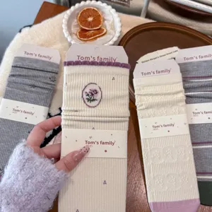 Comfortabele dikke warme dames wintersokken met mooi bloemenpatroon voor dagelijks gebruik.