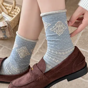 Gros plan de chaussettes rétro bleues à motifs floraux avec revers portées avec des mocassins.
