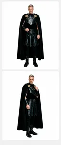 Vista dettagliata del costume cosplay da guerriero romano con mantello nero e armatura in ecopelle.
