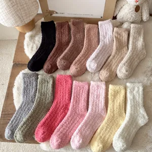Accoglienti calzini in pile corallo soffici da donna, caldi calzini invernali colorati morbidi.