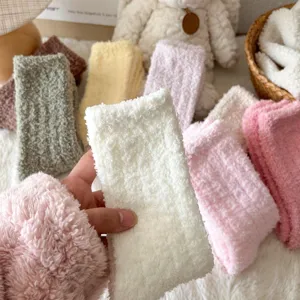 Calzini invernali accoglienti in morbido pile corallo per donna, caldi e confortevoli.