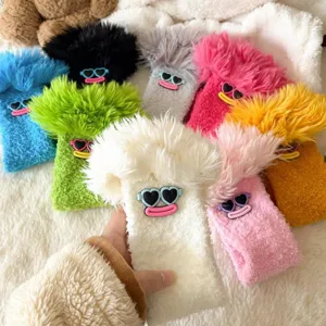 Vue détaillée de chaussettes moelleuses en polaire corail avec design de lunettes de soleil drôles.