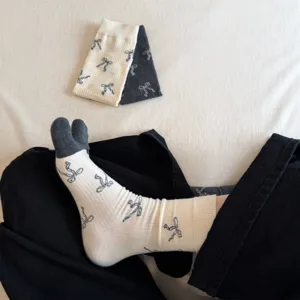 Nahaufnahme von Tabi-Socken mit süßer Schleifen-Bestickung im gemütlichen Stil.